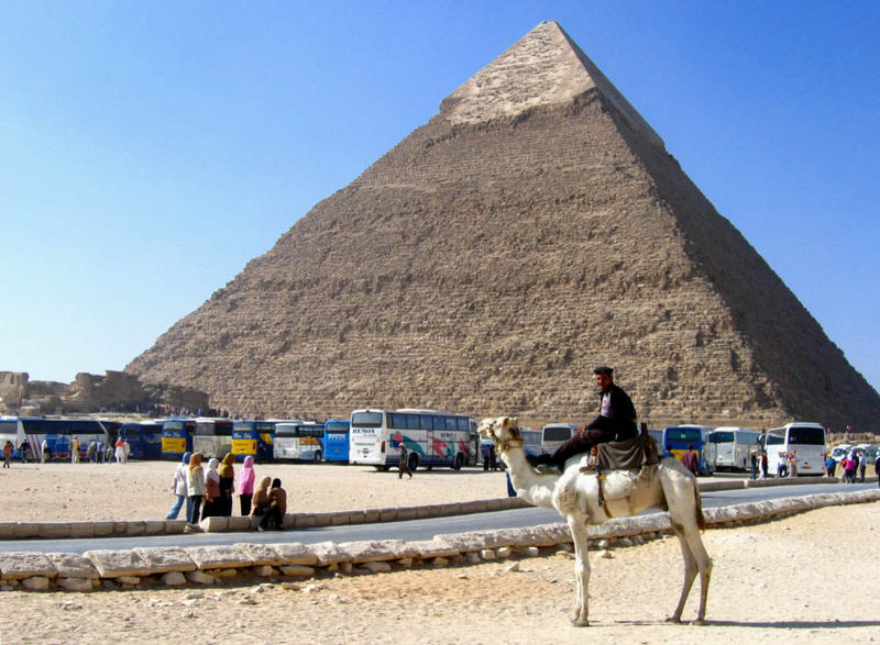 Polizist auf Kamel vor den Pyramiden