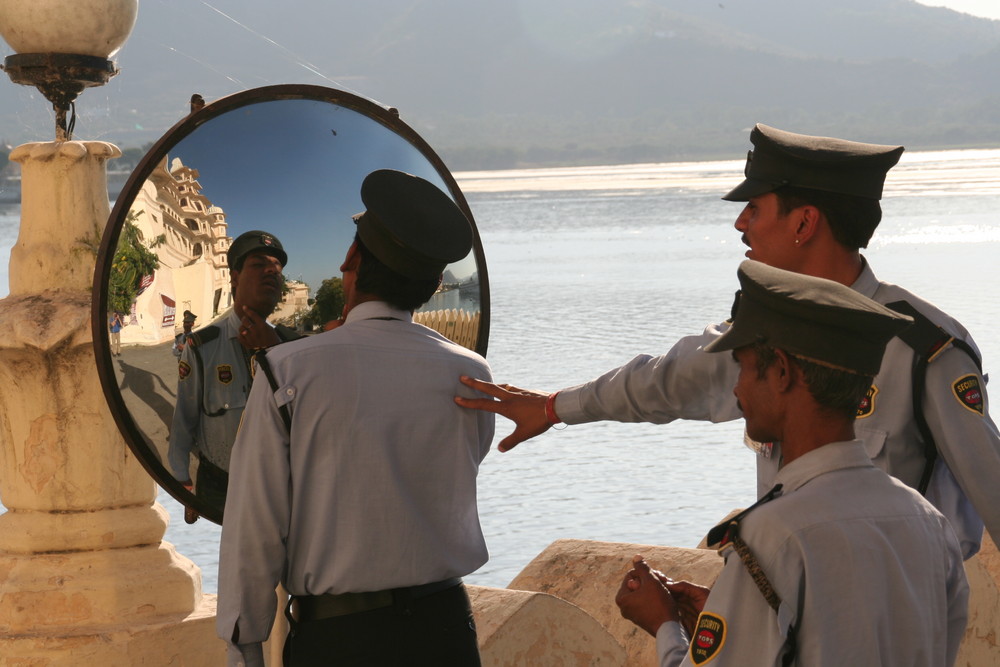 Polizist vor Rundspiegel, India, Rajasthan