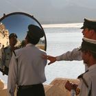 Polizist vor Rundspiegel, India, Rajasthan