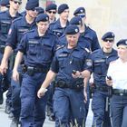 Polizisten unter weiblichen Kommando