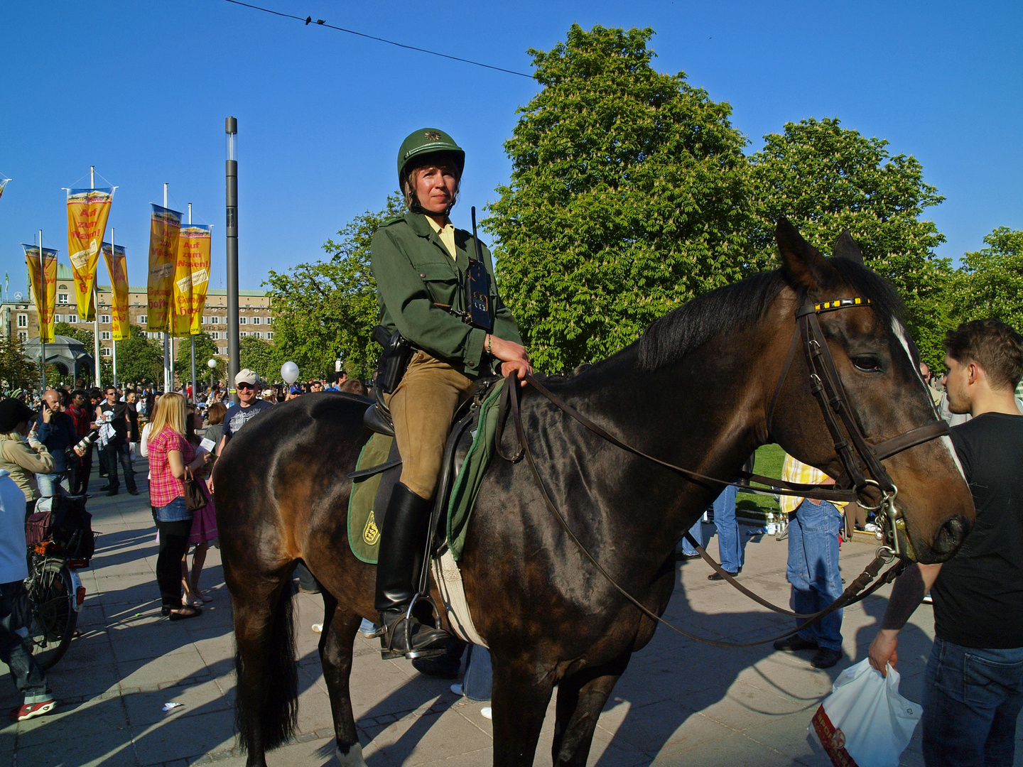 Polizistin hoch zu Ross