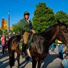 Polizistin hoch zu Ross