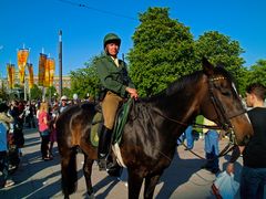 Polizistin hoch zu Ross