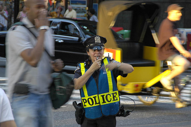 Polizistin im Trubel von Manhattan