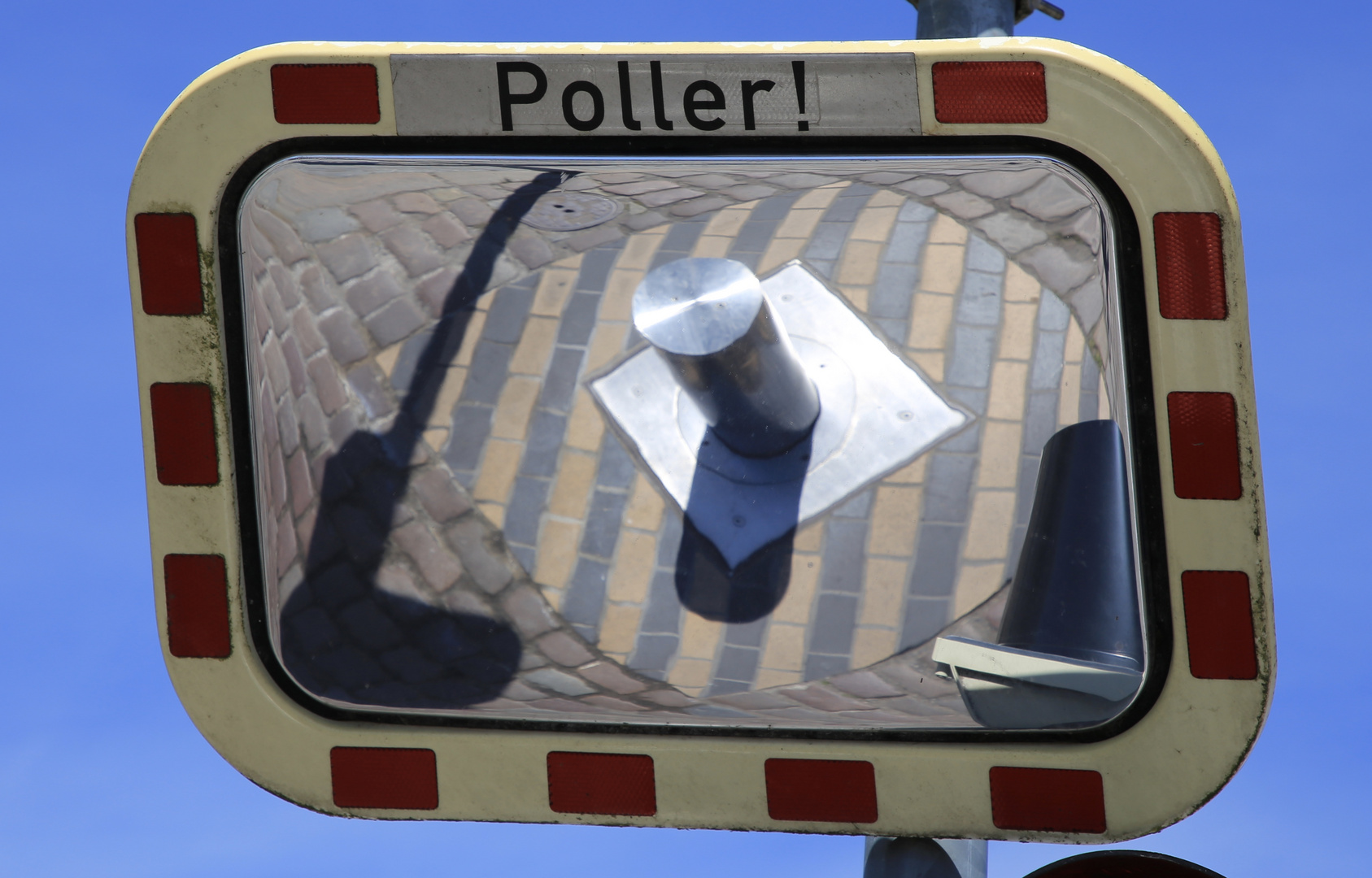 Poller im Spiegel