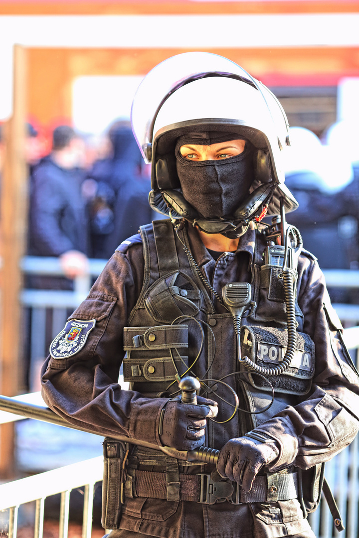 Polnische Bereitschaftspolizistin beim Vergleichswettkampf der Bundespolizei