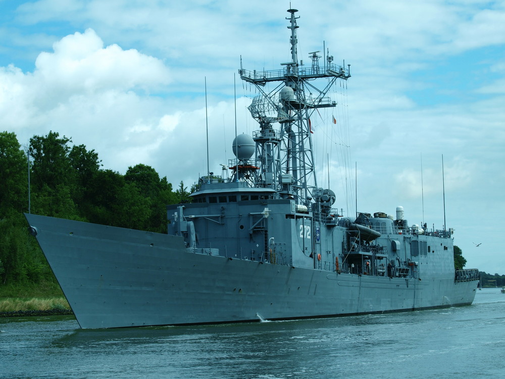 Polnische Fregatte Gen. K. Pulaski auf dem Nord-Ostsee-Kanal