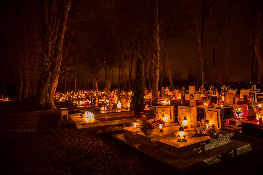 Polnischer Friedhof bei Nacht zu Ostern