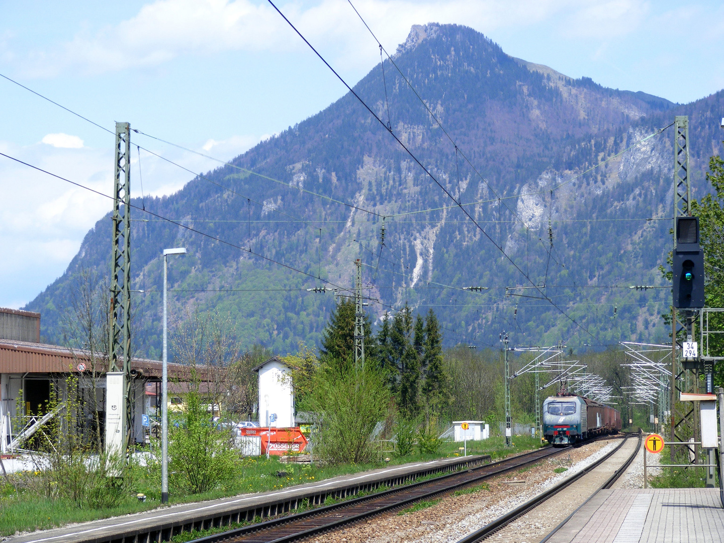 polnischer Italiener auf bayerischen Gleisen vor österreichschem Berg...oder so