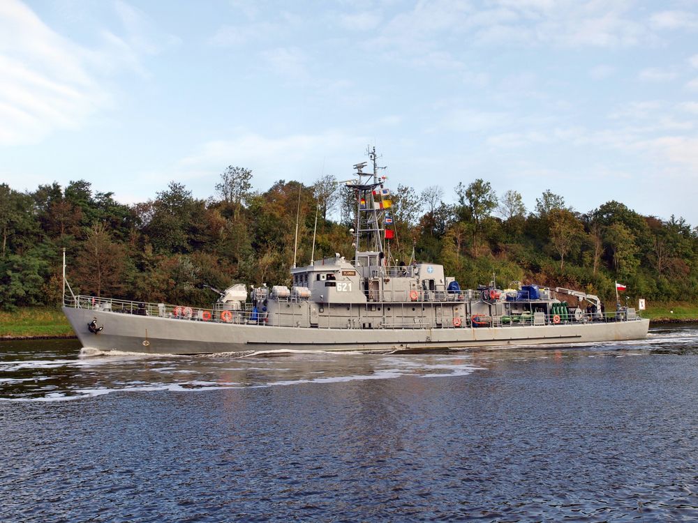 Polnischer Minensucher 621 FLAMING auf den Nord-Ostsee-Kanal.