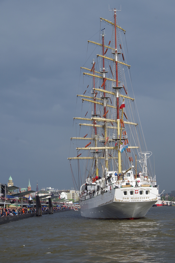 Polnisches Segelschulschiff "Dar Mlodziezy" in Hamburg Hafengeburtstag 2013