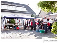 |__Polterabend-Hochzeitsgesellschaft vor dem Scherbenhaufen__|