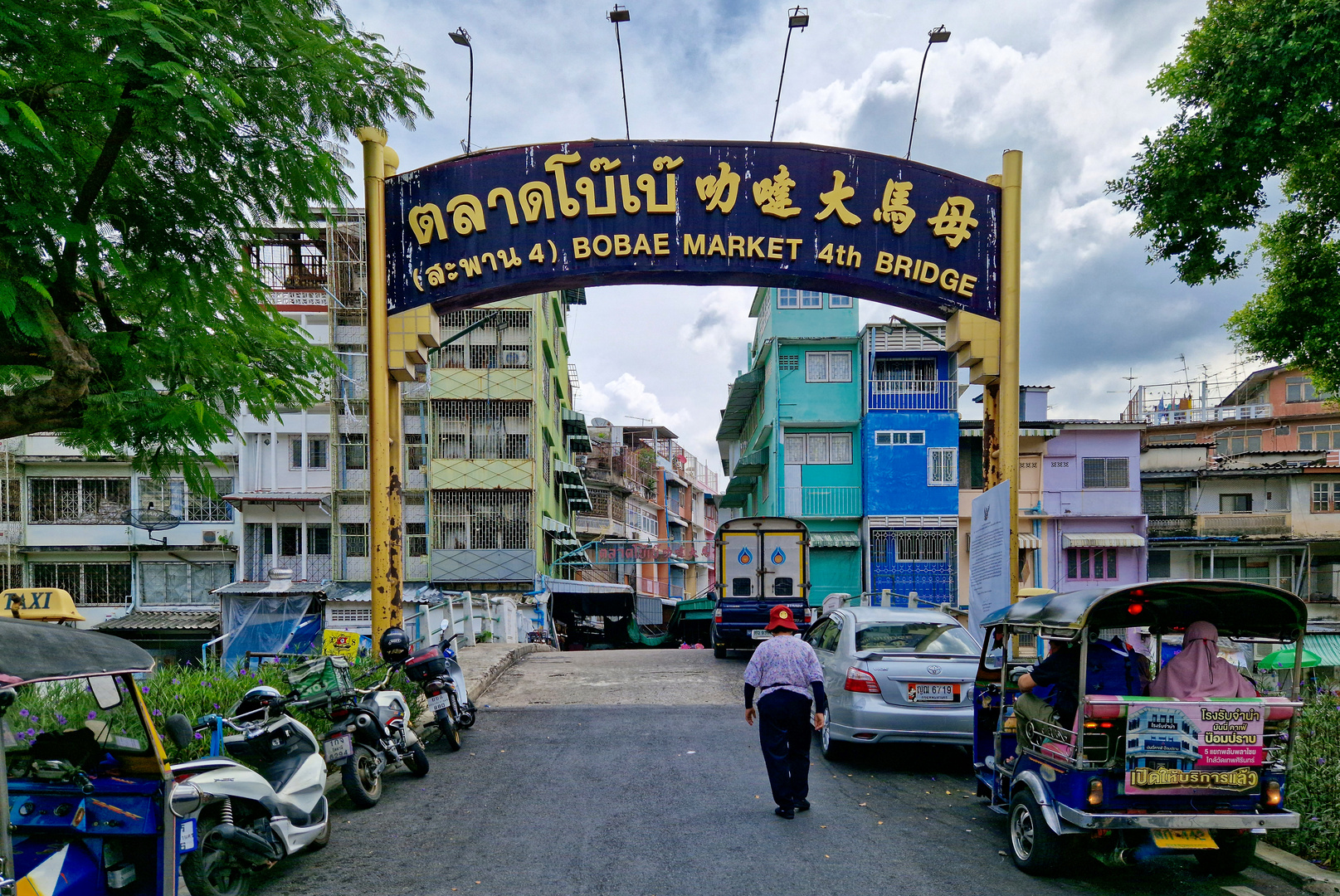 Pom Prap Sattru Phai - Bobae Market Bridge 4