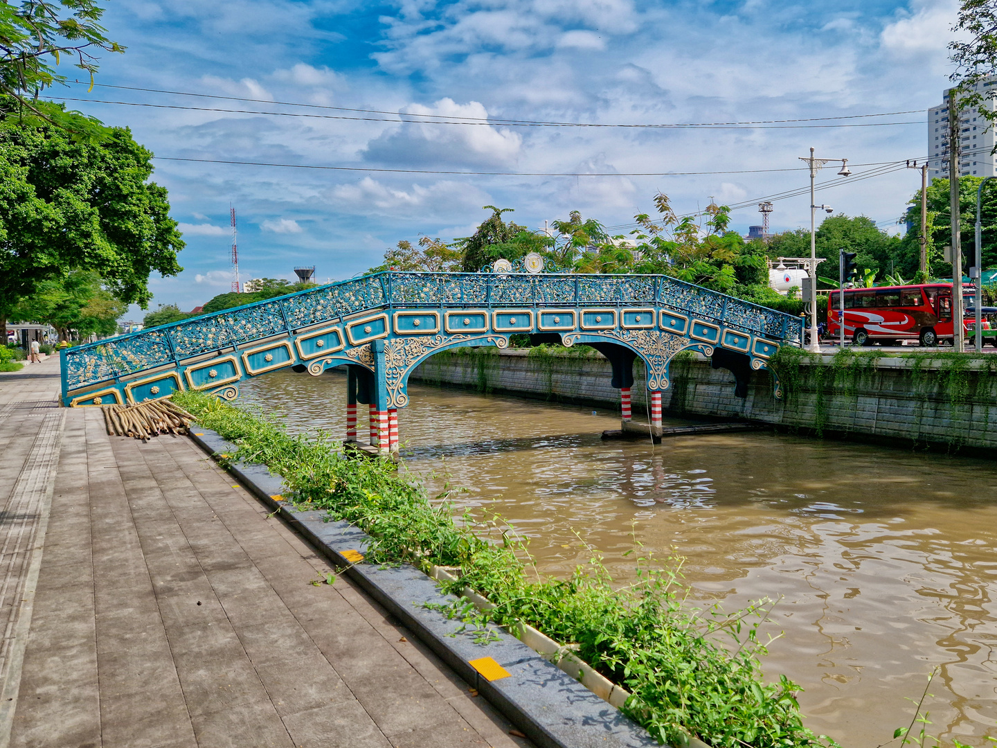 Pom Prap Sattru Phai - Khlong Phadung Krung Kasem