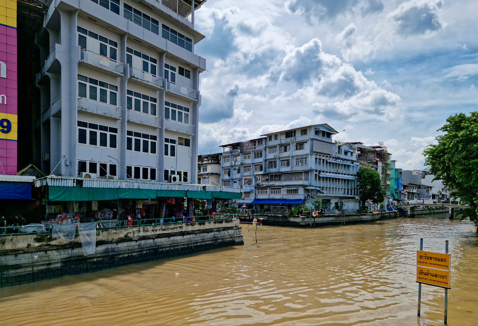 Pom Prap Sattru Phai - Khlong Phadung Krung Kasem