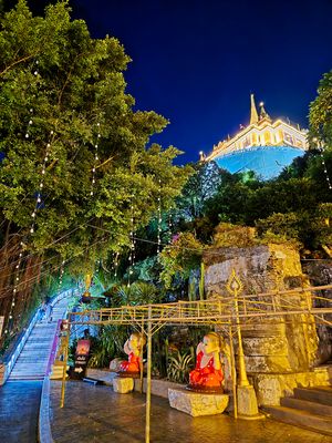 Pom Prap Sattru Phai - Wat Saket