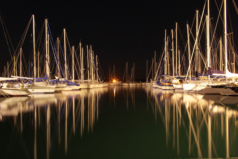 Pomer, Hafen bei Nacht