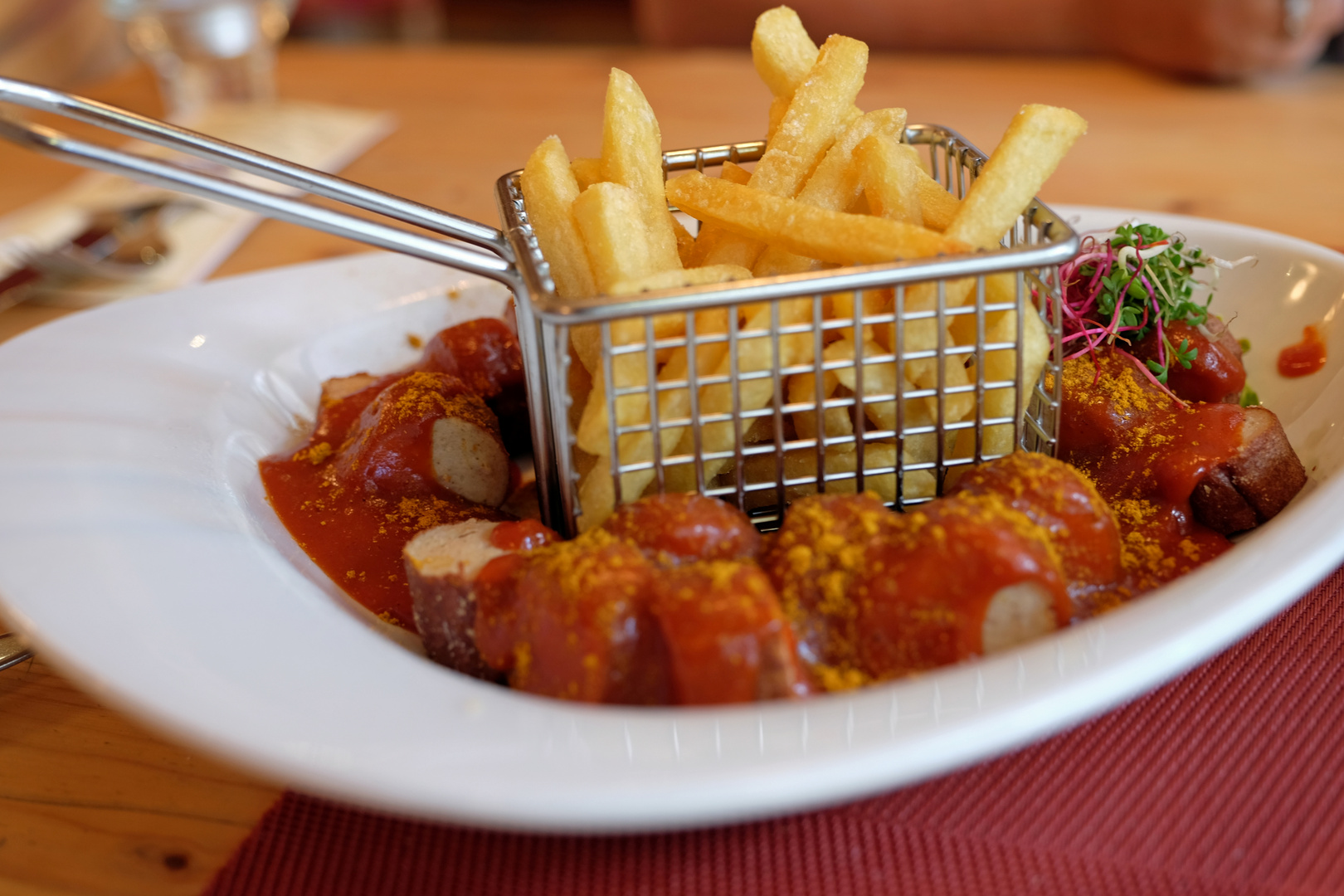 Pommes und Currywurst,ein muß in Berlin