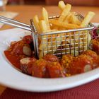 Pommes und Currywurst,ein muß in Berlin