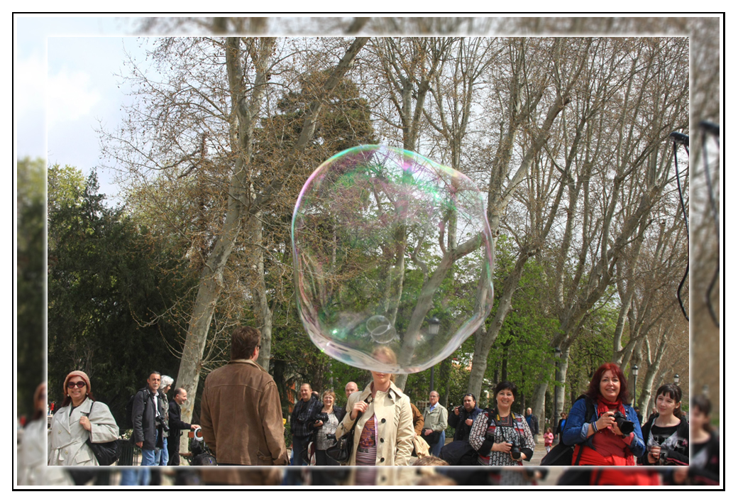 Pompas gigantes de jabon en El Retiro (Madrid) GKM2