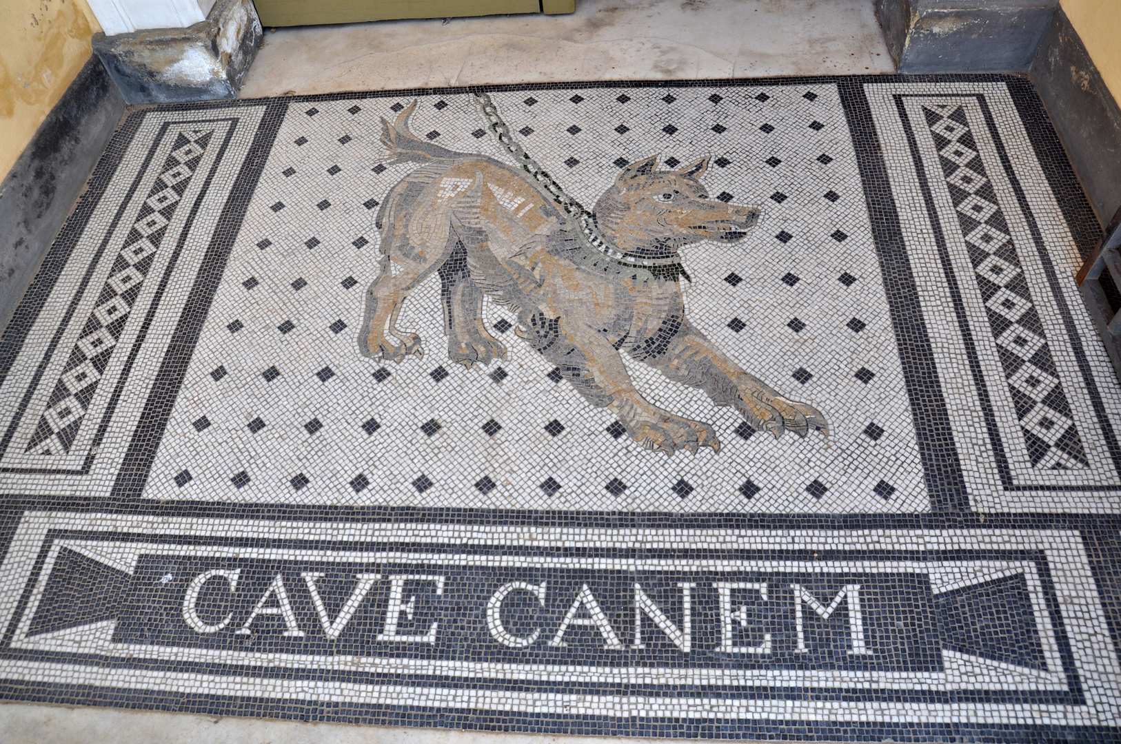 Pompejanum - Eingangsmosaik Cave canem