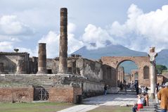 Pompeji: Jupitertempel und Vesuv