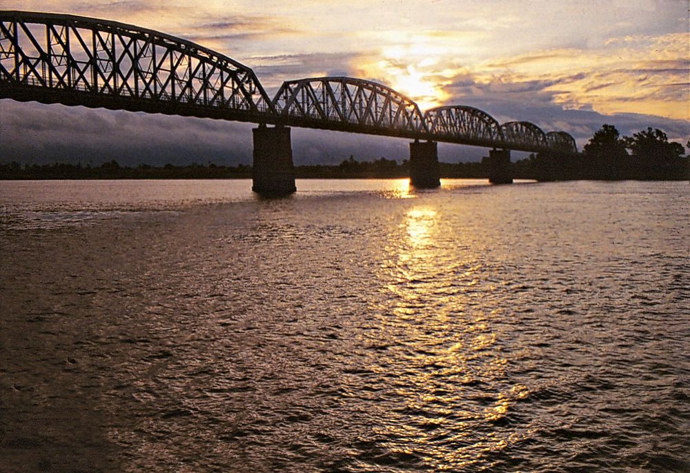 Pont à 5 arches sur l'Irrawaddy