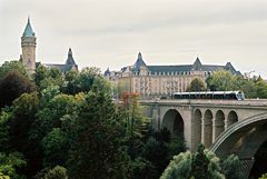 Pont Adolphe und Place de Metz mit neuer Tram