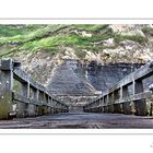 pont au début de la jetée de port en bessin (normandie)