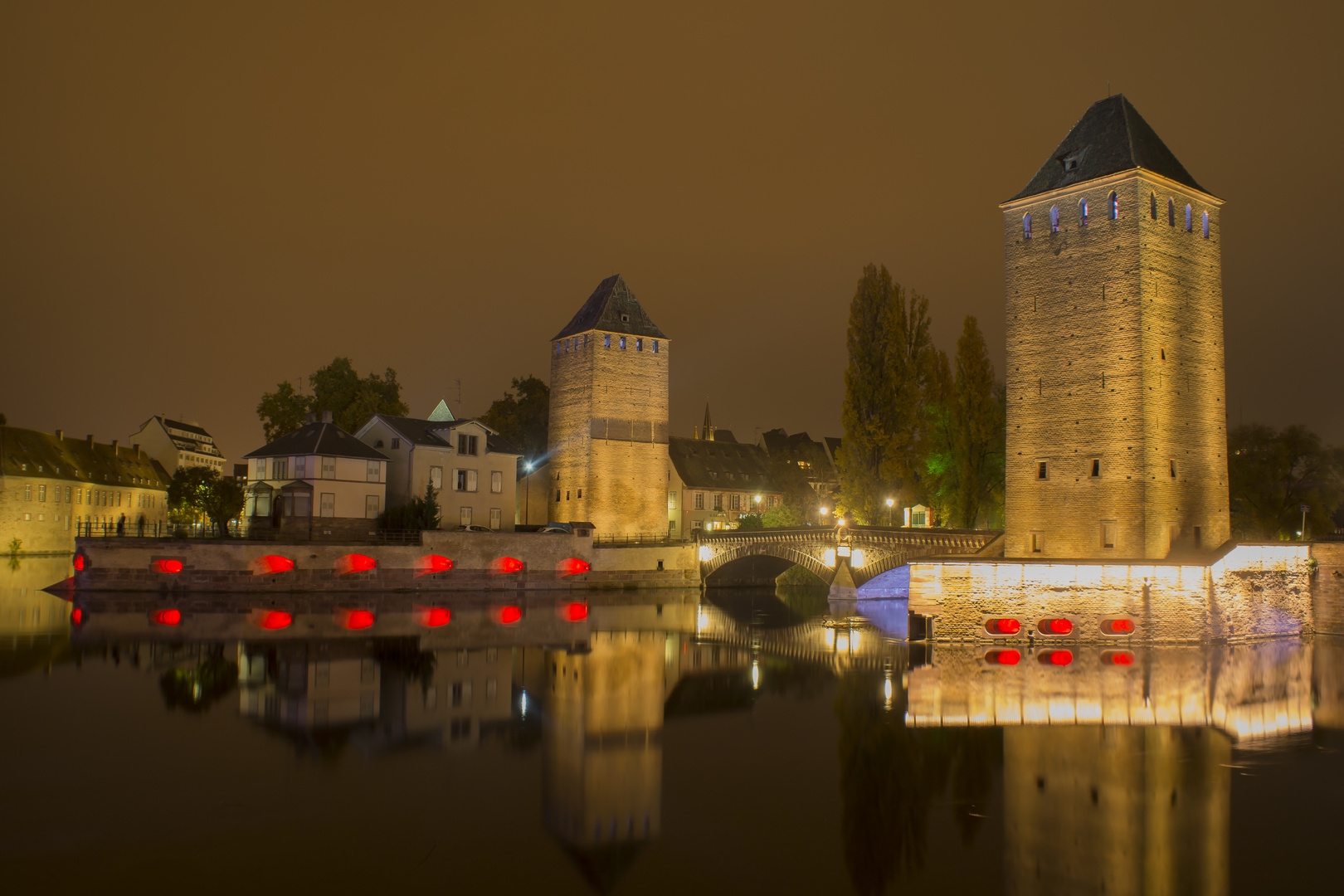 Pont Couverts (Gedeckte Brücke) mit Wehrtürmen