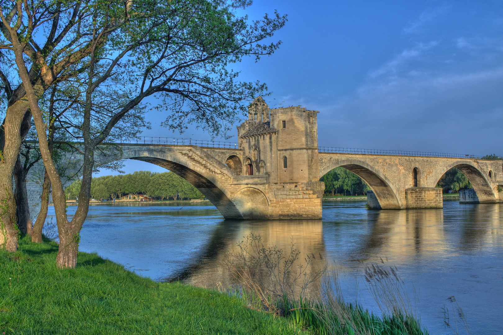 Pont d'Avignon de Dos avec vue sur la chapelle