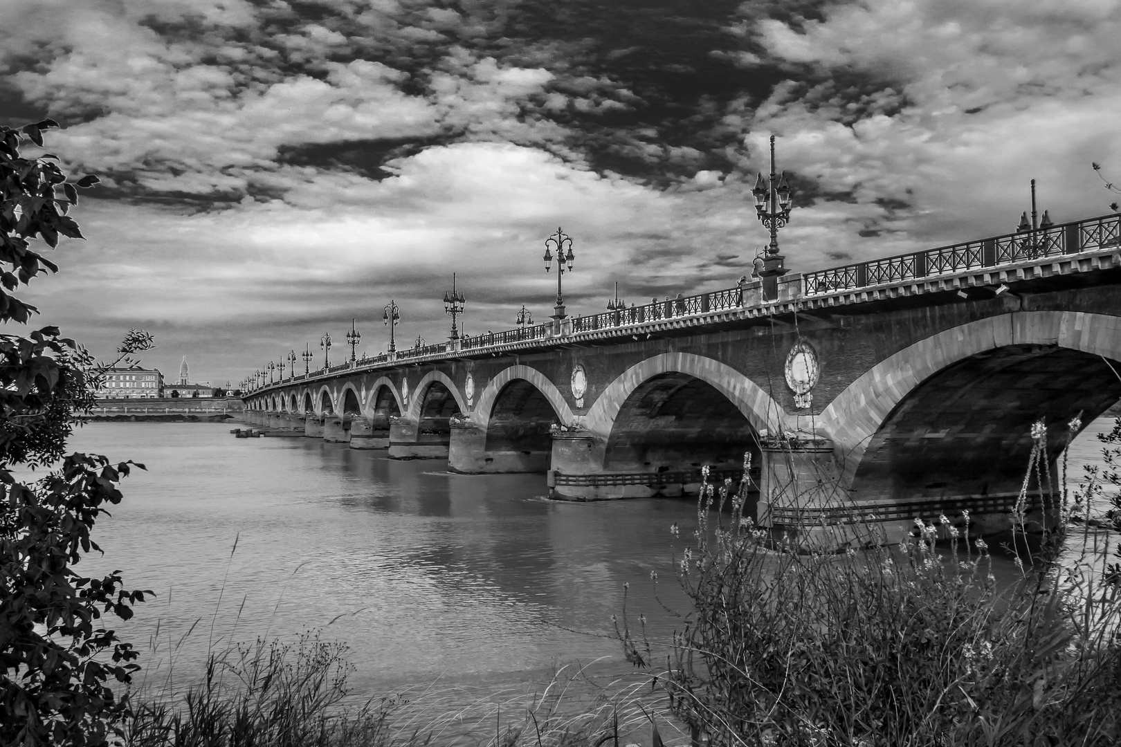 Pont de brique rouge à Bordeaux