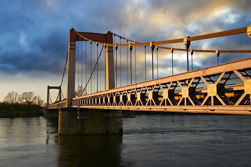 Pont de Cosne sur Loire , un petit Golden Gate bridge