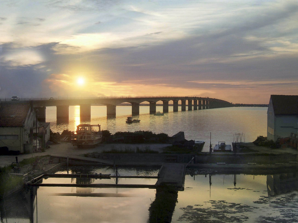 pont de l ile d oleron .