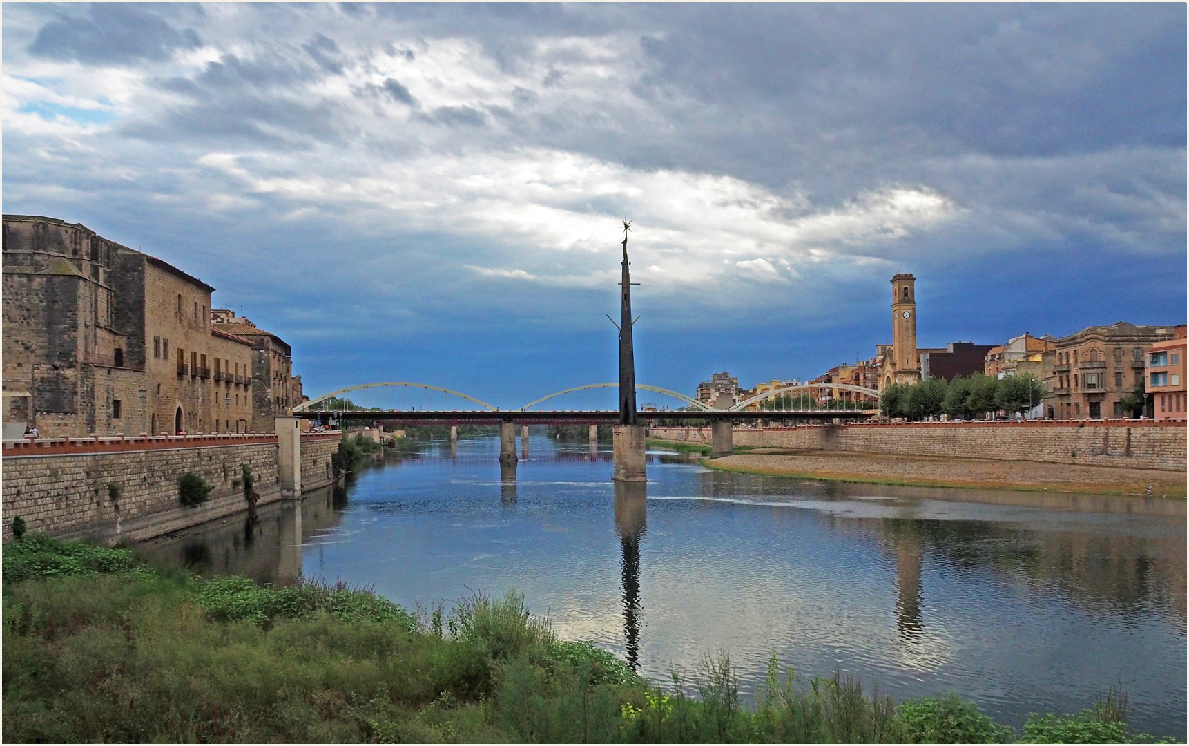 Pont de l’Estat et monument de la bataille de l’Ebre à Tortosa