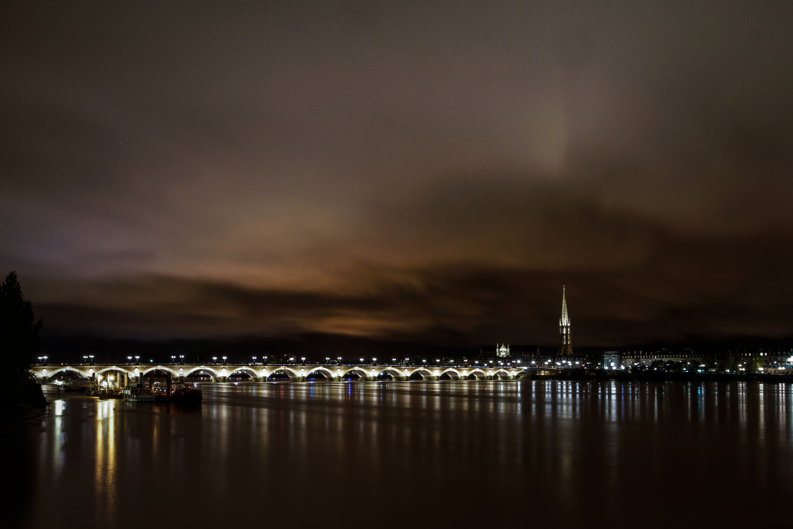 Pont de Pierre et la Basilique Saint-Michel à Bordeaux