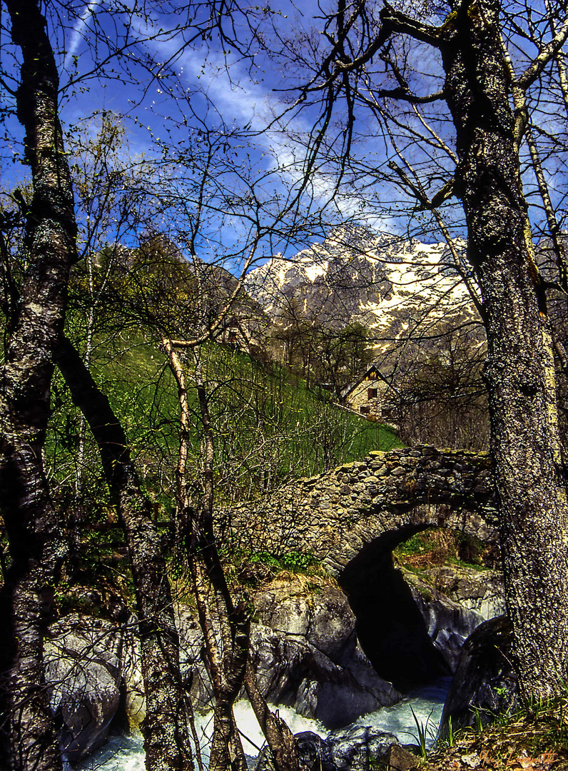 Pont des Oules du diable dans la Valgaudemard 