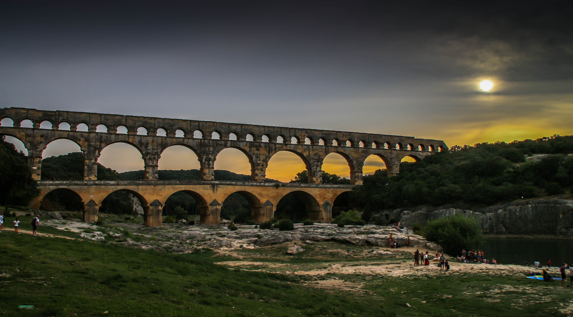 Pont du gard en soirée