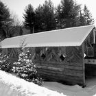 Pont photographié en noir et blanc