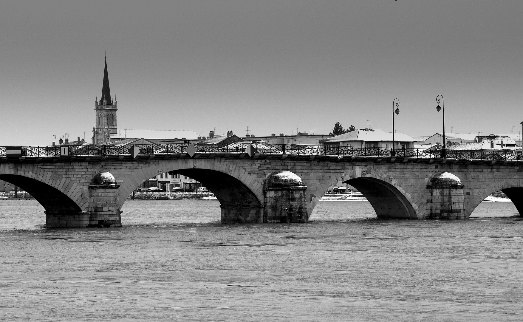 Pont sous la neige