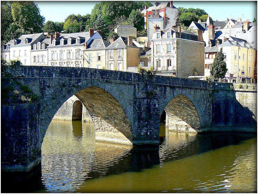 PONT SUR LA MAYENNE