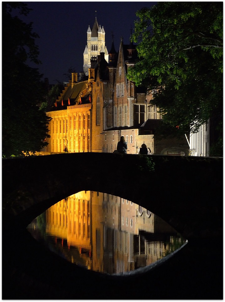 Pont sur les canaux à Bruges