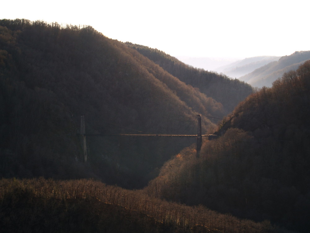 pont traversant la luzège en vallée de dordogne