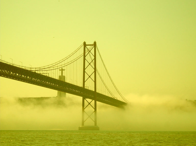 Ponte 25 de Abril in the morning dust