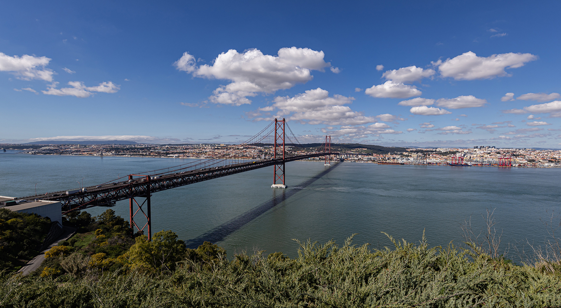 Ponte 25 de Abril mit Skyline Lissabon