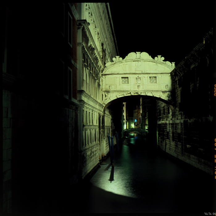 Ponte dei Sospiri at night