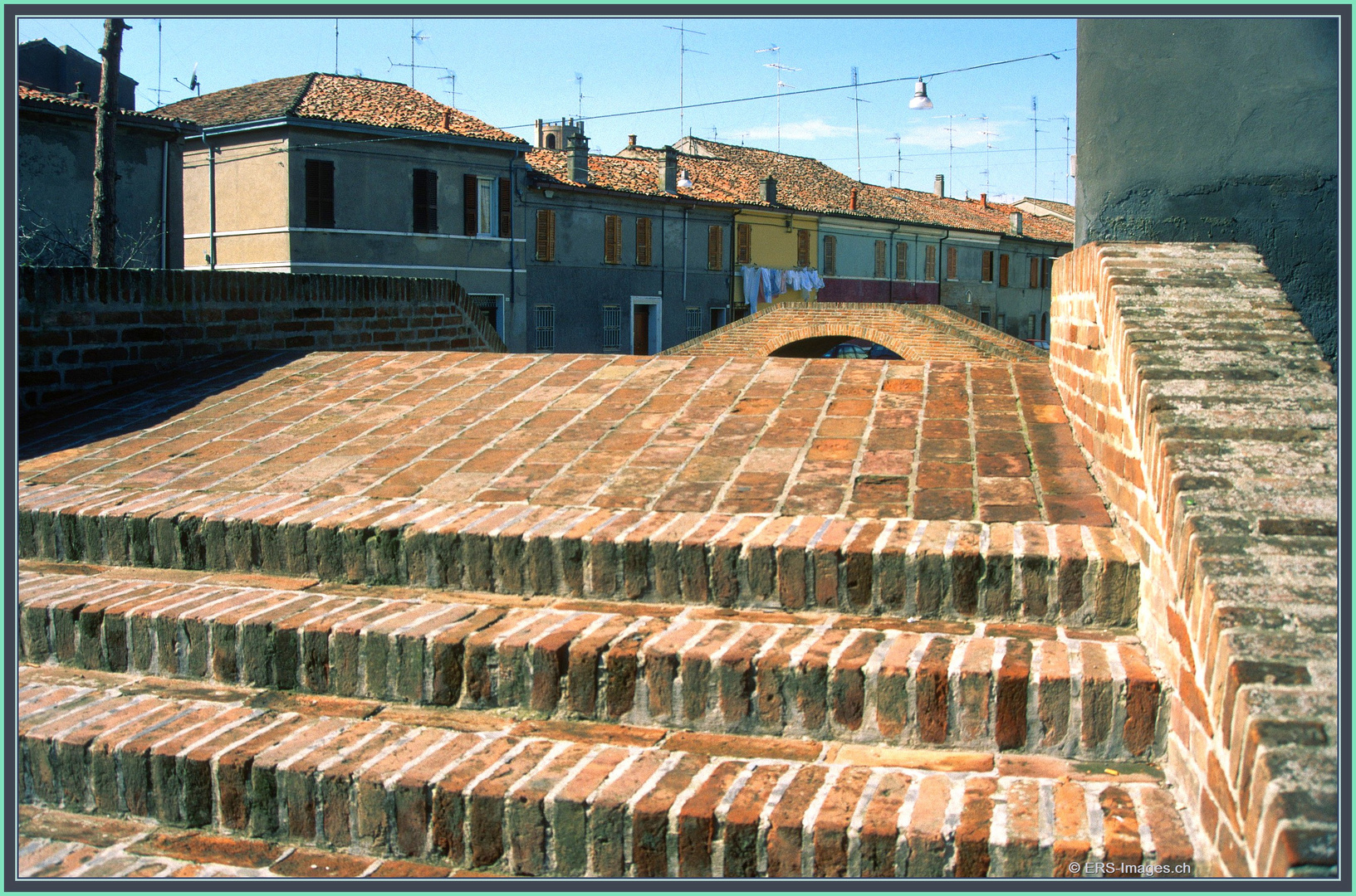 Ponte dei Tre Ponti, Comacchio 10.2000 006 ©