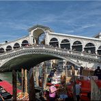 PONTE DEL RIALTO FRA GONDOLIERI, CORRIERI & TURISTI