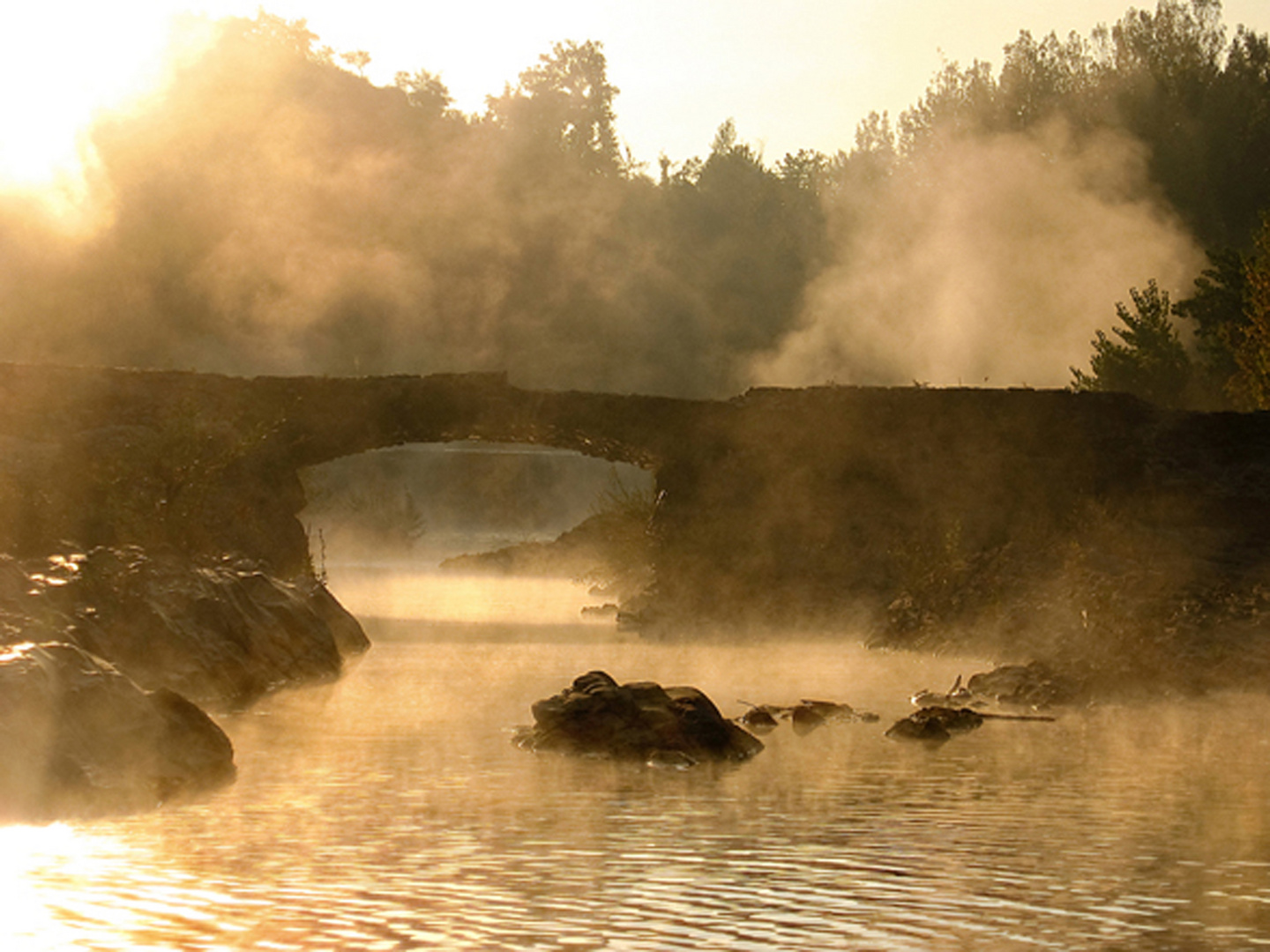 Ponte di Annibale con  la nebbia al sorgere del sole