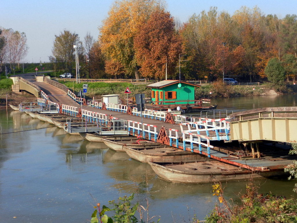 Ponte di barche in autunno